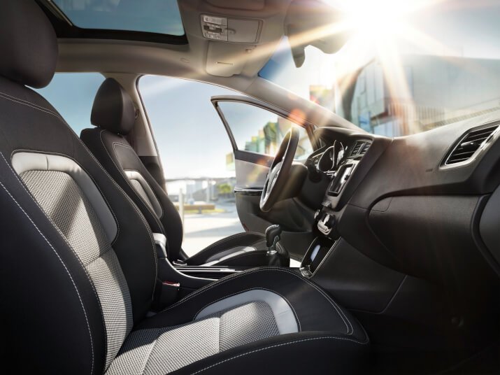 Innenraum eines modernen Autos mit bequemen Sitzen und viel Tageslicht.