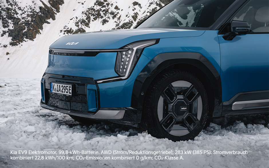 Kia EV9 Elektroauto in der Schnee-Landschaft mit Informationen über Leistung und Batterie-Effizienz.